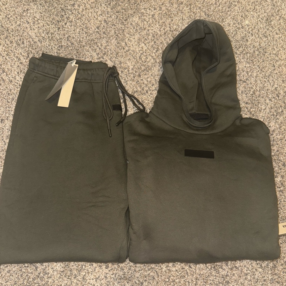 Men’s XL Essentials hoodie and sweat pants set (olive green)